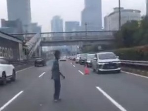 Pria Viral Jalan Santai di Tengah Jalan Tol Dalkot Kini Ditangani Dinsos