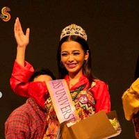 Ini potret cantik Tashi Choden saat penobatan Miss Bhutan. Dengan mimik wajah terharu, Tashi tampil anggun dengan busana tradisonal Bhutan, selempang dan mahkota. Foto: dok. Instagram/@tashi_chombal_dorji