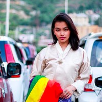 Tashi cukup vokal tentang komunitas LGBTQ. “Aku tidak hanya berbicara untuk komunitas di Bhutan tetapi aku berbicara untuk komunitas minoritas lewat kontes Miss Universe,” ungkap Tashi kepada AFP. “Aku bisa menjadi suara untuk mereka,” tambah wanita 23 tahun itu. Foto: dok. Instagram/@tashi_chombal_dorji