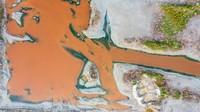 Meskipun begiu, alasan wisatawan ke danau tersebut tak hanya dari sejarahnya tapi karena terbius indahnya genangan air yang dijuluki Laut Mati China.