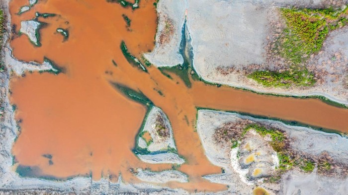 Terpesona Keajaiban Warna-warni 'Laut Mati China' Danau Garam Yuncheng atau 'Laut Mati China' merupakan sebuah danau ajaib yang memantulkan warna-warni yang indah.
