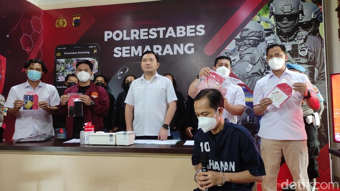 Tersangka dihadirkan di Mapolrestabes Semarang, Rabu (13/7/2022).
