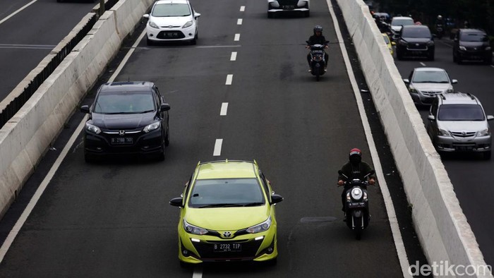 Jalan Layang Non Tol Kampung Melayu-Tanah Abang, Jakarta, tidak diperuntukan untuk sepeda motor. Namun pemotor tetap nekat melintas jalan layang ini.