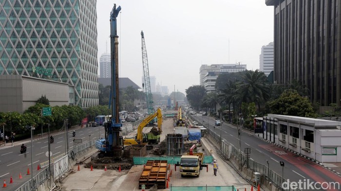 Pembangunan MRT Jakarta fase 2A terus berlangsung. Perkembangan pembangunan CP 201 (Stasiun Thamrin dan Monas) fase 2A MRT Jakarta telah mencapai 40,25 persen.