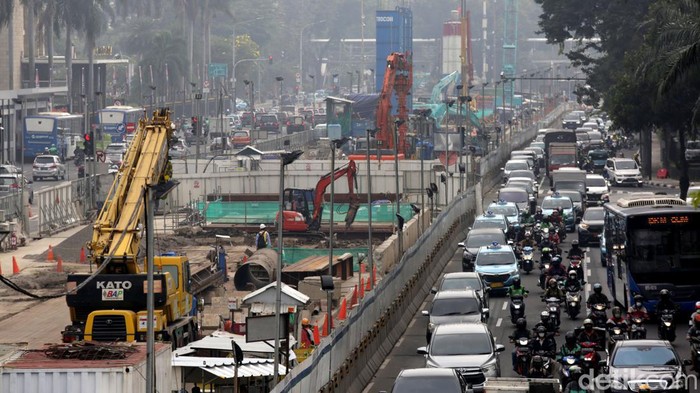 Pembangunan MRT Jakarta fase 2A terus berlangsung. Perkembangan pembangunan CP 201 (Stasiun Thamrin dan Monas) fase 2A MRT Jakarta telah mencapai 40,25 persen.