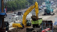 Tampak alat berat dikerahkan untuk membantu pekerja menyelesaikan pembangunan MRT fase 2A.
