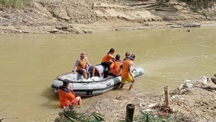 Tim SAR gabungan dikerahkan mencari D yang dilaporkan tenggelam di Sungai Tuntang Demak, Rabu (13/7/2022).