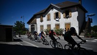 Peloton melalui rute pedesaan dan pegunungan etape 10 TDF 2022, Selasa (12/7/2022). Etape ini dimenangkan oleh pebalap Denmark, Magnus Cort Nielsen. (Anne-Christine/AFP/Getty Images)