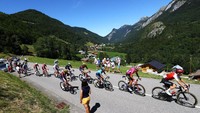 Magnus Cort Nielsen (kedua kanan) melalui etape 10 TDF 2022.  Etape dimulai dari dari Morzine menuju Megève sepanjang 148,1 km. Salah satu tanjakan panjang yang harus dilalui yakni dari Montee de laltiport de Megève hingga garis finish. Panjang tanjakan mencapai 19,3 km dengan gradien rata-rata hingga 4 persen. (Michael Steele/Getty Images)
