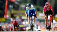 Pebalap tim EF Education-Easypost, Magnus Cort Nielsen (kanan) beradu sprint dengan pebalap tim Bikeexchange-Jayco, Nicholas Schultz sesaat sebelum menyentuh garis finish etape 10 Tour de France (TDF) 2022, Selasa (12/7/2022). (Photo by Thomas Samson/ Getty Images)