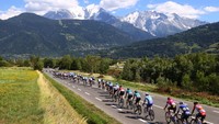 Pegunungan Alpen yang sangat indah dilintasi pebalap. Jalanannya sangat apik untuk para cyclist meski beberapa segmen menanjak sudah menanti. (Michael Steele/Getty Images)
