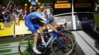 Selisih waktu Magnus Cort Nielsen dengan Nicholas Schultz sangat tipis. Cort ungul dalam hitungan sepersekian detik alias sekian centimeter dari pebalap Australia tersebut. Ini podium kedua bagi Magnus Cort selama ikut TDF. Pertamakali podium 4 tahun lalu. (Getty Images/Alex Broadway)