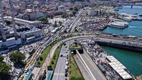 Kemacetan tampak terjadi di sejumlah ruas jalan imbas banyaknya orang yang pergi keluar rumah.  
