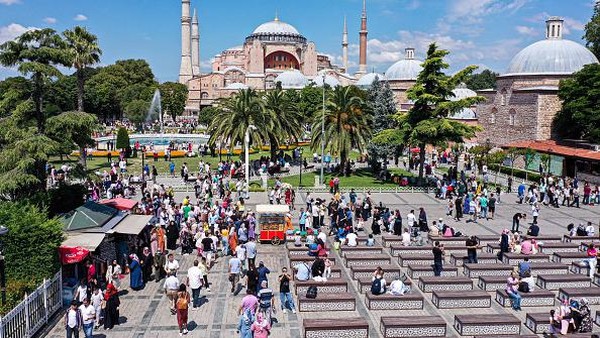 Di Turki, liburan Idul Adha dimulai pada 9 Juli dan akan berakhir pada 12 Juli, namun masa liburan telah diperpanjang menjadi sembilan hari hingga 14 Juli.  