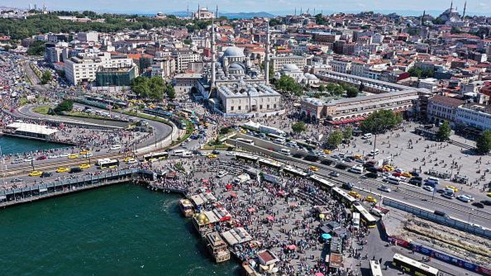 Turki Penuh Wisatawan Saat Libur Idul Adha ISTANBUL, TURKIYE - JULY 12: An aerial view of the city center at Sultanahmet Square and the surrounding area in Istanbul, Turkiye on July 12, 2022. Local and foreign tourists enjoyed their time on the fourth day of the Eid al-Adha. (Photo by Lokman Akkaya/Anadolu Agency via Getty Images)