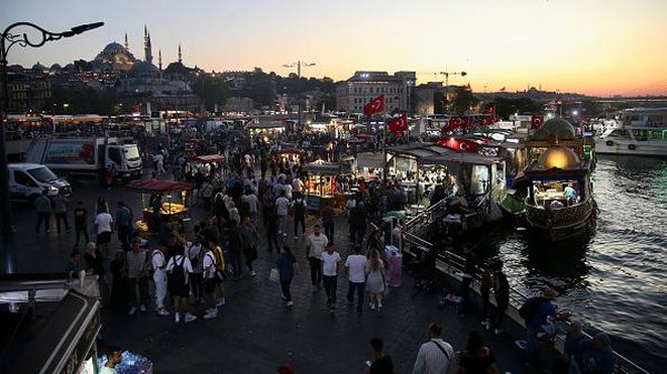 Direktorat Jenderal Keamanan dan polisi militer Turki melakukan tugas 24 jam untuk memastikan tempat liburan dan pesta tetap aman.  