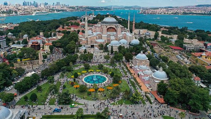 Turki Penuh Wisatawan Saat Libur Idul Adha ISTANBUL, TURKIYE - JULY 12: An aerial view of the city center at Sultanahmet Square and the surrounding area in Istanbul, Turkiye on July 12, 2022. Local and foreign tourists enjoyed their time on the fourth day of the Eid al-Adha. (Photo by Lokman Akkaya/Anadolu Agency via Getty Images)