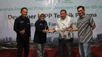 Direktur Manajemen Risiko BSI Tiwul Widyastuti menyerahkan logam mulia kepada Direktur PT Bangun Famili Sejahtera Muhdiyono, didampingi SEVP Consumer Banking BSI Wawan Setiawan dan Deputi Komisioner BP Tapera Bidang Pemanfaatan Dana Ariev Baginda Siregar sebagai bentuk apresiasi dalam Program Developer Salaman BSI kategori pengembang FLPP terbaik pertama di Perumahan Griya Famili 4, Bekasi (13/07).