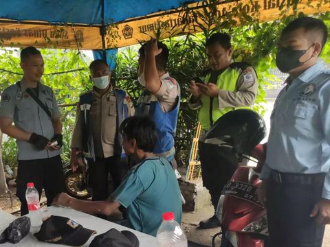 Video seorang pria berjalan kaki di tengah Jalan Tol Dalam Kota viral di medsos. Pria tersebut saat ini diserahkan ke Suku Dinas Sosial (Sudinsos) Jaktim (Instagram p3s_sudinsosial_jaktim)