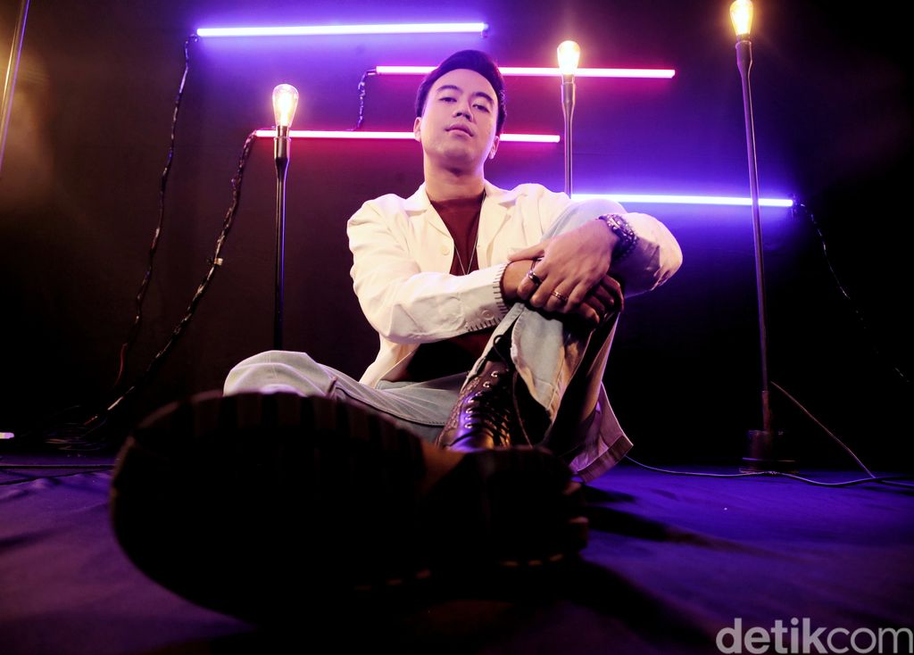 Penampilan Vidi Aldiano saat menjadi bintang tamu Main Stage dan berbincang dengan detikHot di kantor detikcom, Selasa (12/7/2022).