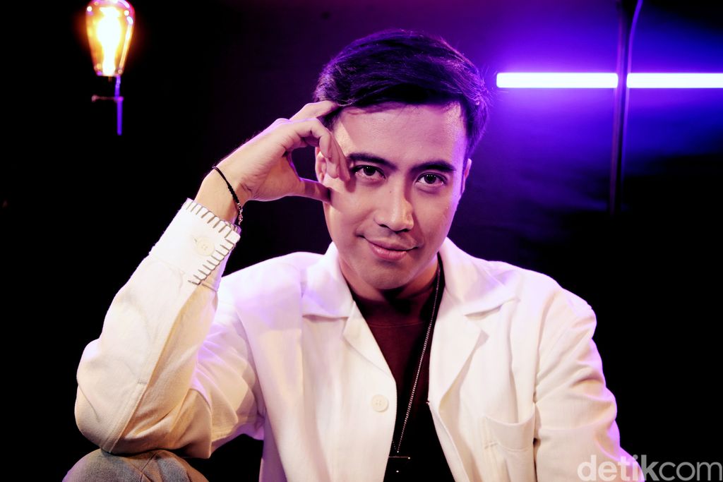Penampilan Vidi Aldiano saat menjadi bintang tamu Main Stage dan berbincang dengan detikHot di kantor detikcom, Selasa (12/7/2022).