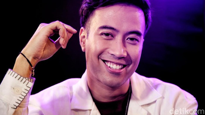 Vidi Aldiano di Main Stage detikHot Penampilan Vidi Aldiano saat menjadi bintang tamu Main Stage dan berbincang dengan detikHot di kantor detikcom, Selasa (12/7/2022).