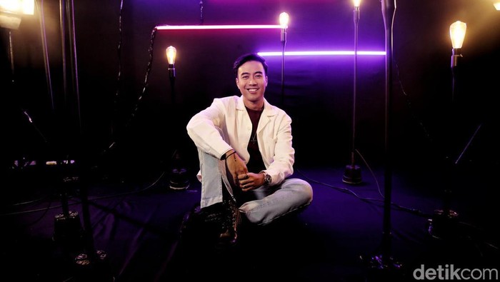 Penampilan Vidi Aldiano saat menjadi bintang tamu Main Stage dan berbincang dengan detikHot di kantor detikcom, Selasa (12/7/2022).