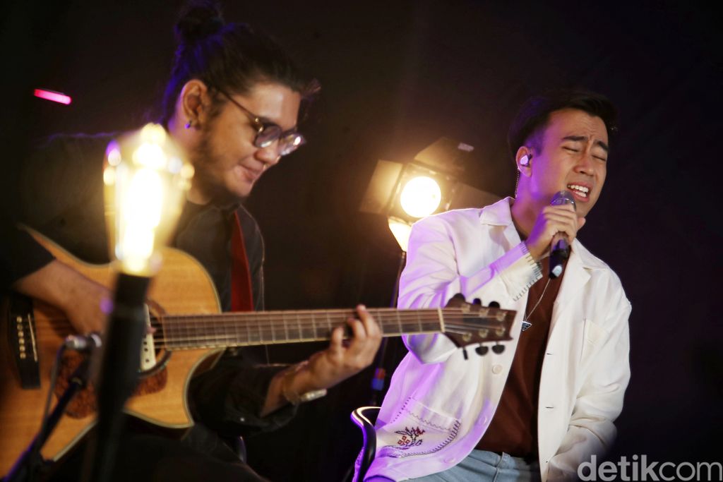 Penampilan Vidi Aldiano saat menjadi bintang tamu Main Stage dan berbincang dengan detikHot di kantor detikcom, Selasa (12/7/2022).