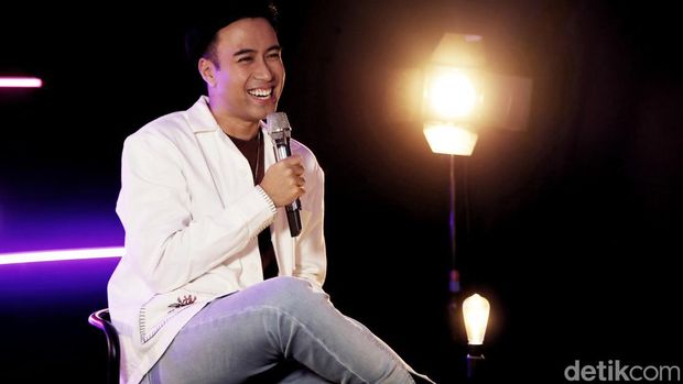 Penampilan Vidi Aldiano saat menjadi bintang tamu Main Stage dan berbincang dengan detikHot di kantor detikcom, Selasa (12/7/2022).