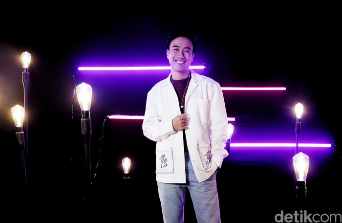 Penampilan Vidi Aldiano saat menjadi bintang tamu Main Stage dan berbincang dengan detikHot di kantor detikcom, Selasa (12/7/2022).