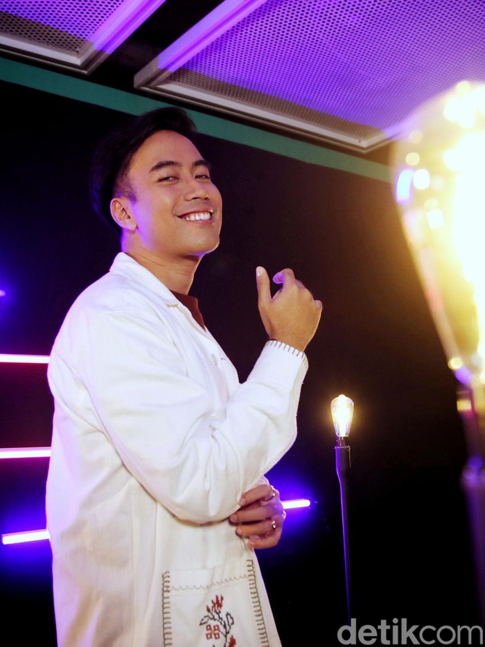 Penampilan Vidi Aldiano saat menjadi bintang tamu Main Stage dan berbincang dengan detikHot di kantor detikcom, Selasa (12/7/2022).