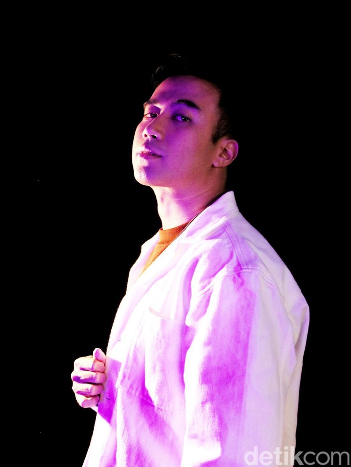Penampilan Vidi Aldiano saat menjadi bintang tamu Main Stage dan berbincang dengan detikHot di kantor detikcom, Selasa (12/7/2022).
