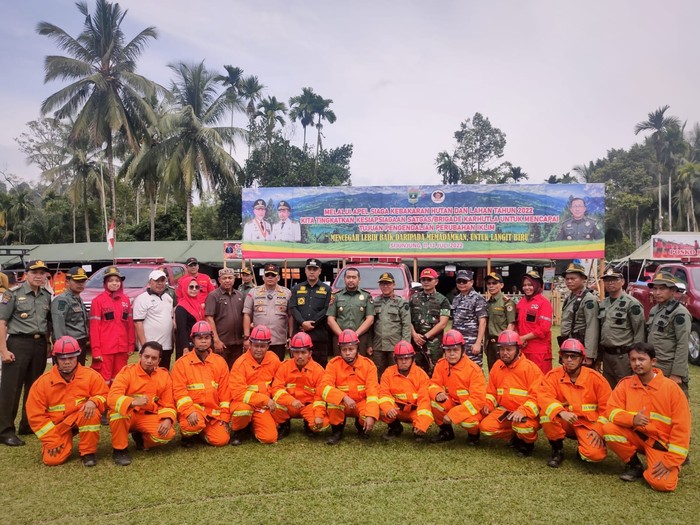 Wakil Gubernur Sumatera Barat (Sumbar) Audy Joinaldy memimpin Apel Siaga Pengendalian Kebakaran Hutan dan Lahan (Dalkarhutla) Se-Sumatera Barat di Kabupaten Sijunjung, Rabu (13/7).