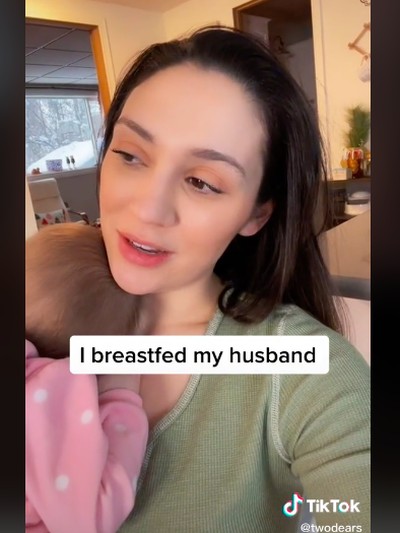 Wanita menyusui suami Wanita menyusui suami