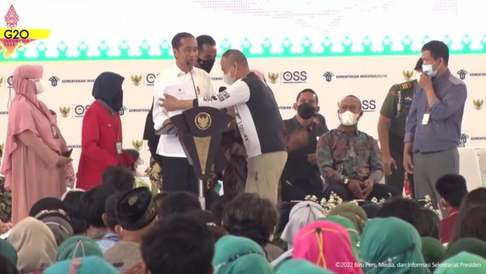 Warga Hendak Peluk Jokowi