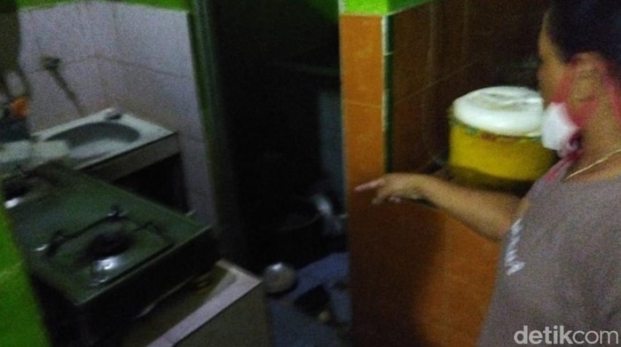Warga menunjukkan dapur lokasi pasutri terbakar di Wedi, Klaten, Rabu (13/7/2022).