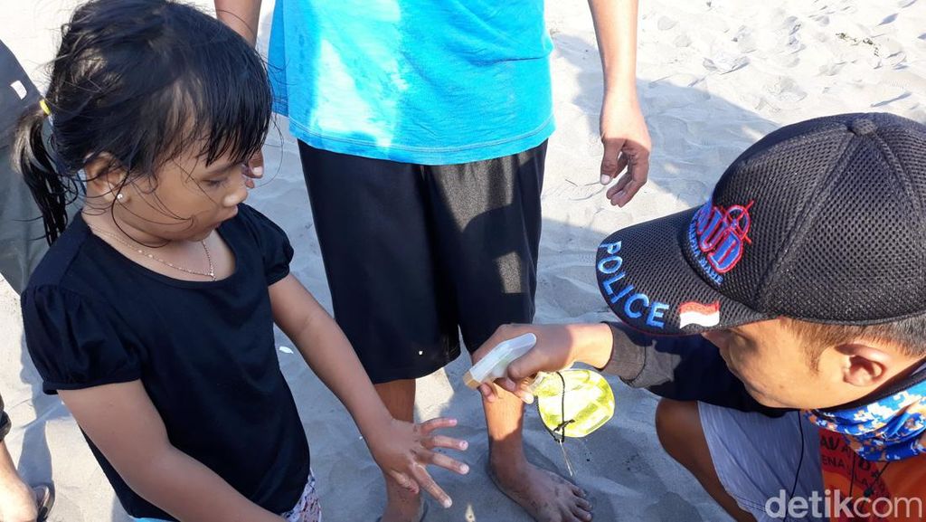 Aduh! Wisatawan Pantai Parangtritis Banyak yang Disengat Ubur-ubur