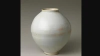 RM memilih warisan masa lampau Korea sebagai karya seni favoritnya. Guci ini berasal dari era Joseon yang disebut dengan maebyeong untuk menyimpan alkohol. Begitulah karya seni seperti yang saya rasakan yakni tak lekang waktu, kata RM. Foto: The Met Collection/ Istimewa
