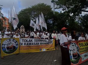 Kantor Gubernur Bali Digeruduk Warga Intaran, Tolak LNG di Mangrove
