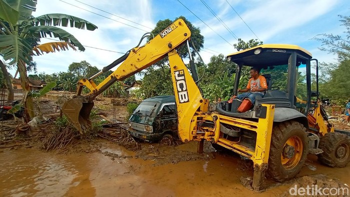 Alat berat evakuasi mobil yang jadi korban banjir bandang di Pati, Kamis (14/7/2022).