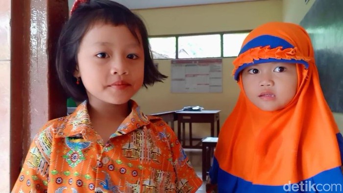 Alif dan Dela siswa SD Negeri 1 Ngelang Magetan