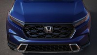 Wajah baru dari All New Honda CR-V sudah tidak mengejutkan lagi. Sebab, sudah bocor beberapa bulan yang lalu. Desainnya menandakan sebagai SUV tangguh dengan konsep jala yang lebih besar, mirip-mirip dengan truk pikap Honda Ridgeline. Foto: Honda