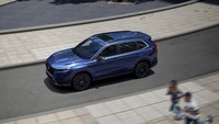 Lebih bongsor dari generasi sebelumnya. All New Honda CR-V sekaran berukuran panjang 4.694 mm, lebar 1.864mm, dan tinggi 1.691mm, CR-V baru ini lebih panjang 59 mm, lebih lebar 9 mm, dan lebih tinggi 12 mm dari pendahulunya. Sementara wheelbase-nya lebih panjang 1.9 inch atau sekitar 48,26 mm. Foto: Honda