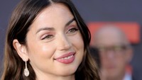 Ana de Armas berperan sebagai seorang agen CIA di The Grey Man. Foto: WireImage/David Livingston