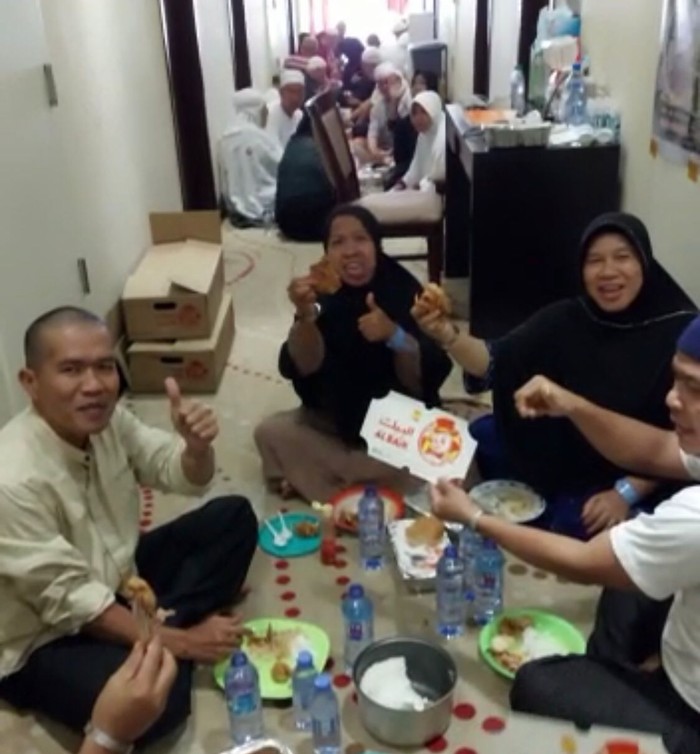 Andre Rosiade Jamu Makan Siang Ratusan Jemaah Haji