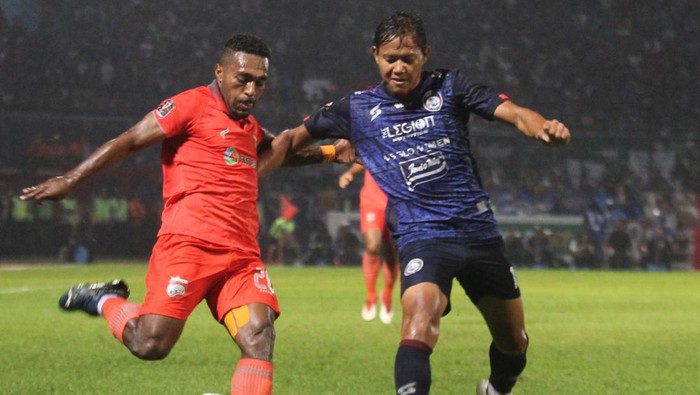 Pesepak bola Arema FC Adam Alis (kanan) berusaha merebut bola yang dikuasai pesepak bola Borneo FC Terens Owang Priska (kiri) dalam laga Final Piala Presiden Leg Pertama di Stadion Kanjuruhan, Malang, Jawa Timur, Kamis (14/7/2022). ANTARA FOTO/Ari Bowo Sucipto/rwa.