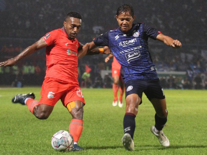 Pesepak bola Arema FC Adam Alis (kanan) berusaha merebut bola yang dikuasai pesepak bola Borneo FC Terens Owang Priska (kiri) dalam laga Final Piala Presiden Leg Pertama di Stadion Kanjuruhan, Malang, Jawa Timur, Kamis (14/7/2022). ANTARA FOTO/Ari Bowo Sucipto/rwa.