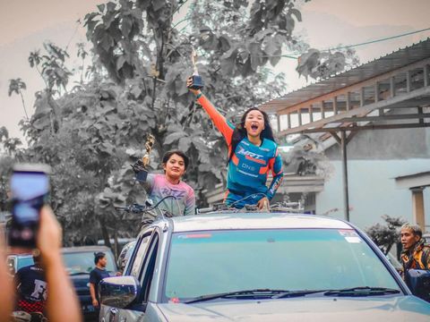 Nama Arinda Jessy cukup disegani di kalangan pembalap trail Tanah Air. Di tengah karirnya sebagai crosser, Arinda dinobatkan sebagai Ratu Tanjakan.
