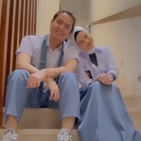 Menjadi salah satu tamu undangan, Cut Meyriska terlihat datang bersama suaminya, Roger Danuarta. Keduanya juga tampil kompak mengenakan seragam SMA. Tak hanya itu saja, Cut Meyriska dan Roger juga terlihat mengenakan sepatu yang sama loh.. Foto: Instagram