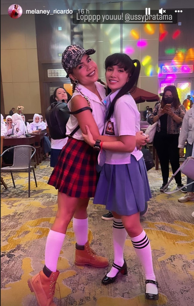 Berbeda dari kebanyakan yang hadir di pesta ultah Ussy mengenakan seragam putih abu-abu, Melaney Ricardo justru memilih mengenakan kemeja putih tanpa lengan yang dipadukan dengan rok kotak-kotak pendek berwarna merah dan hitam. Tak lupa Melaney kemudian mengabadikan momen tersebut dengan berfoto bareng Ussy. Foto: Instagram